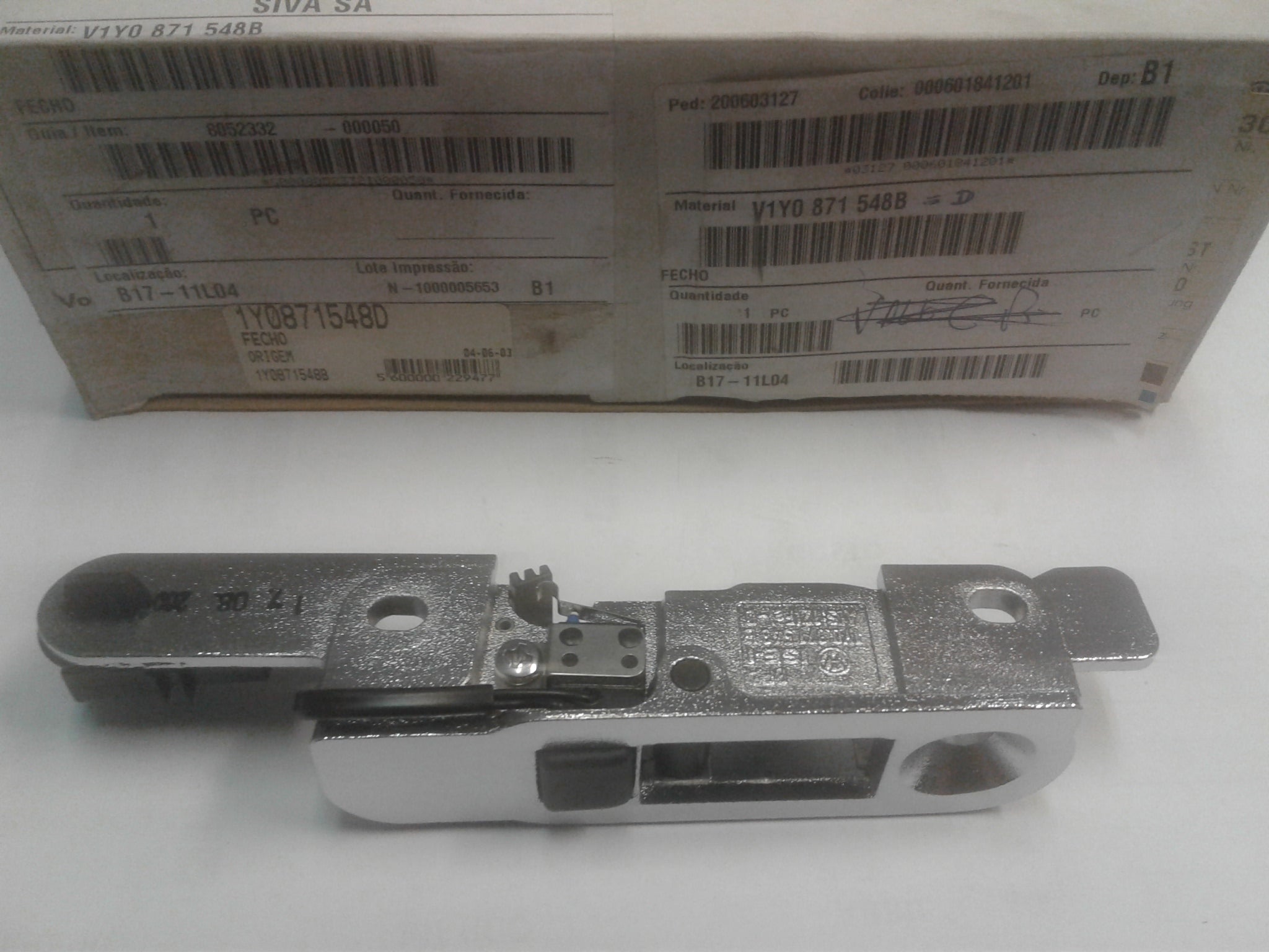 1Y0871548D Convertible Top Latch, Top lock lower.