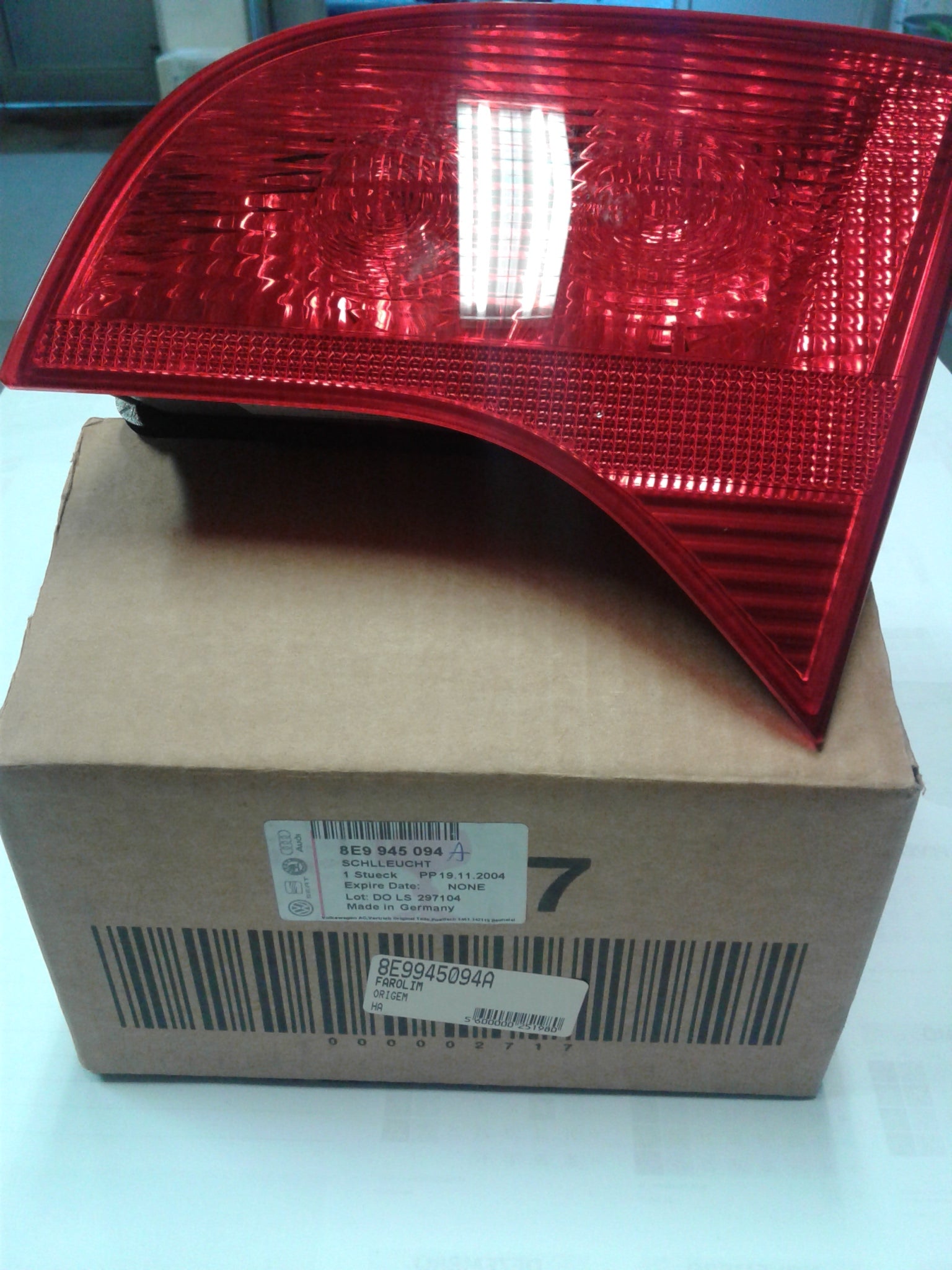 8E9945094A Tail Light RIGHT