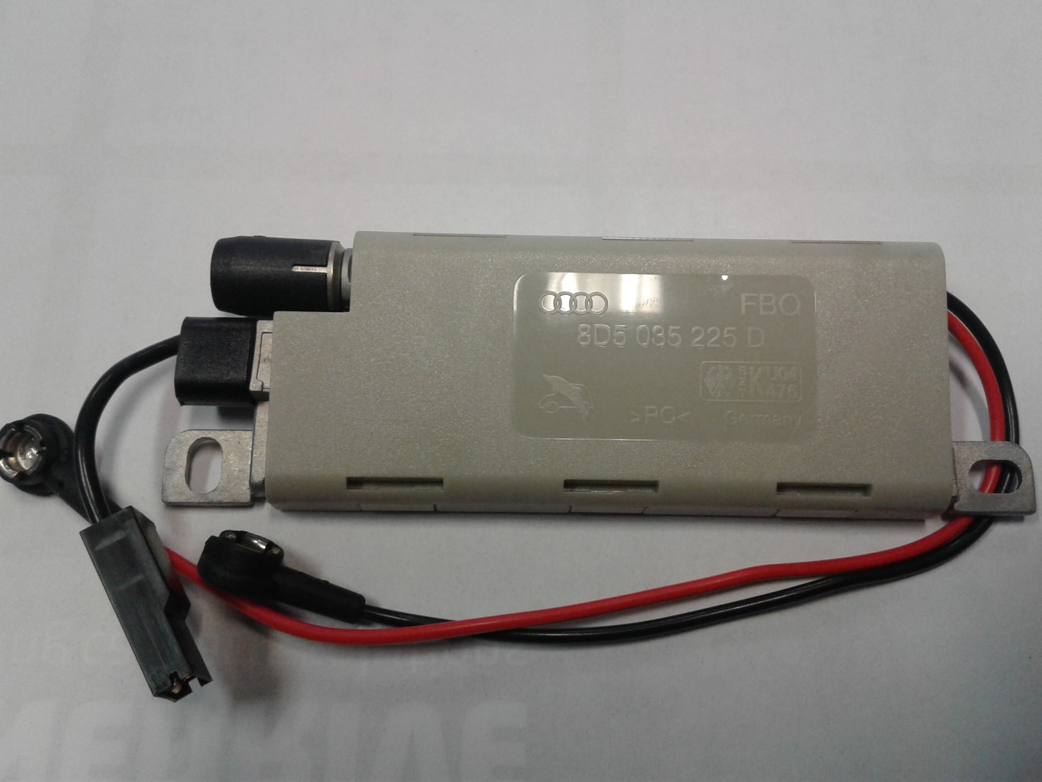 8D5035225D Audi A4 B5 Saloon Aerial Amplifier for Rear Screen.8D5035501