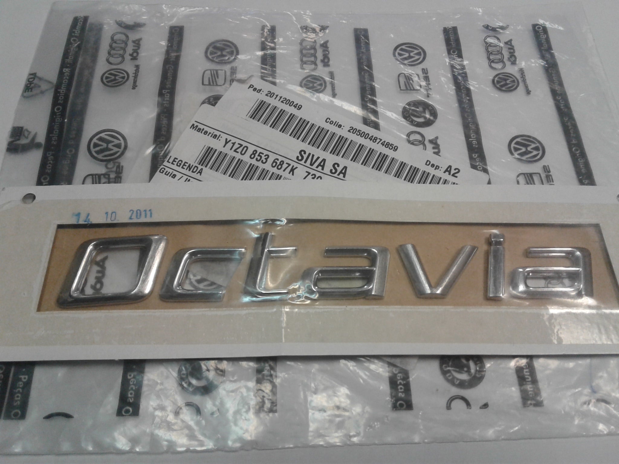 1Z0853687K 739  logo  octavia chrome