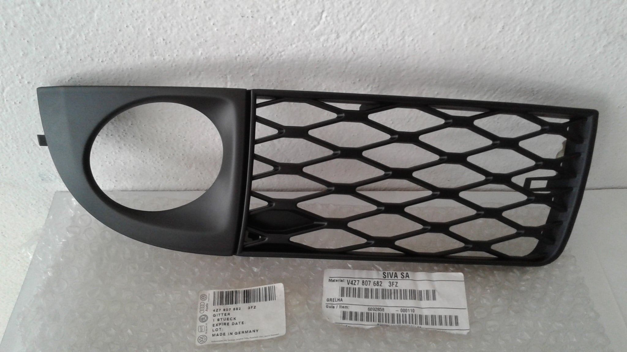 4Z7807682 3FZ - FRONT BUMPER FOGLIGHT GRILLE RIGHT COVER.