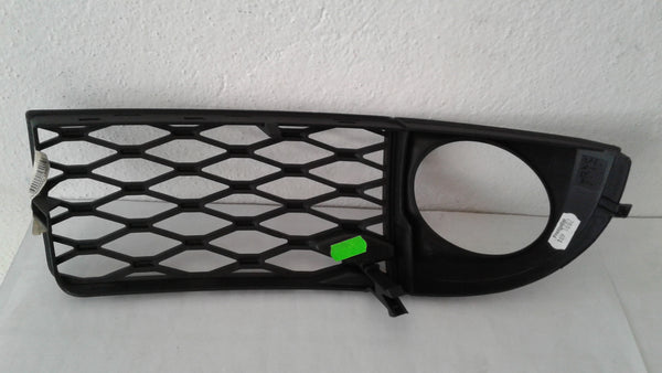 4Z7807682 3FZ - FRONT BUMPER FOGLIGHT GRILLE RIGHT COVER.