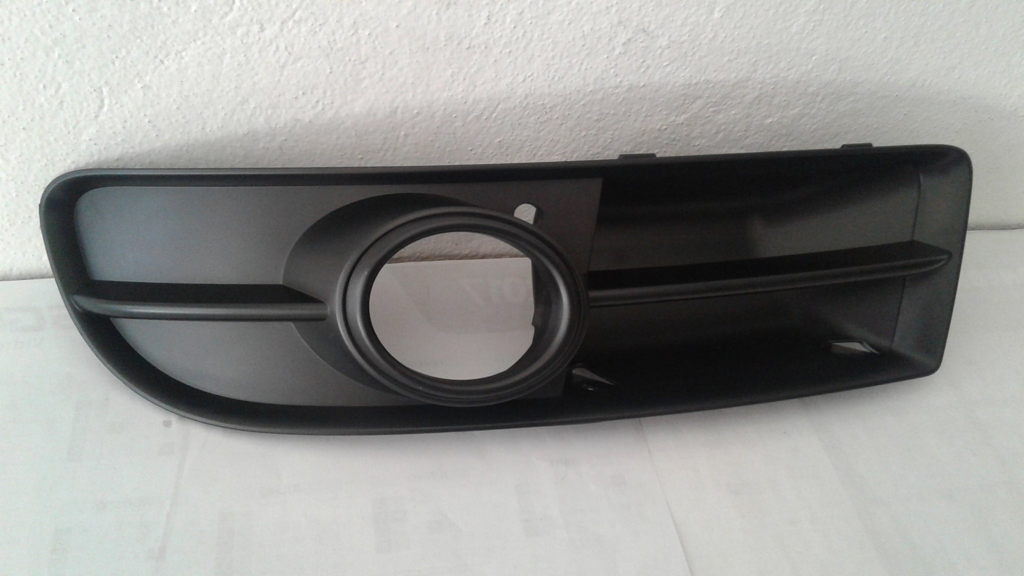 8E0807681G -LEFT FRONT BUMPER GRILL WITH FOG LIGTH COVER .