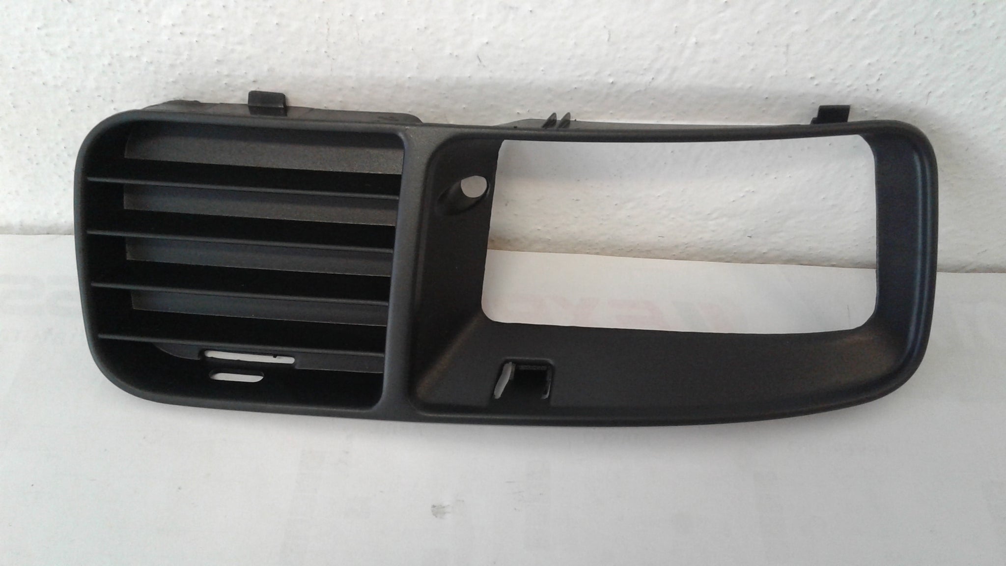 6K5853666 C04 - RIGTH FRONT BUMPER GRILL WITH FOG LIGTH COVER.