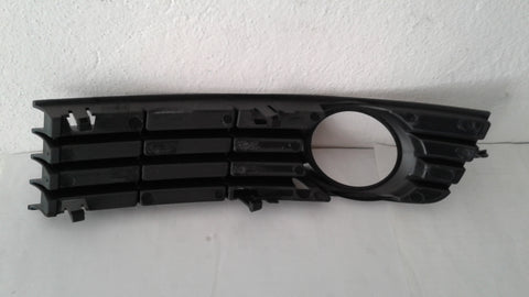 8E0807682A 01C - RIGTH FRONT BUMPER GRILL WITH FOG LIGTH COVER.