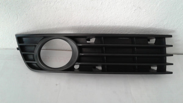 8E0807682A 01C - RIGTH FRONT BUMPER GRILL WITH FOG LIGTH COVER.