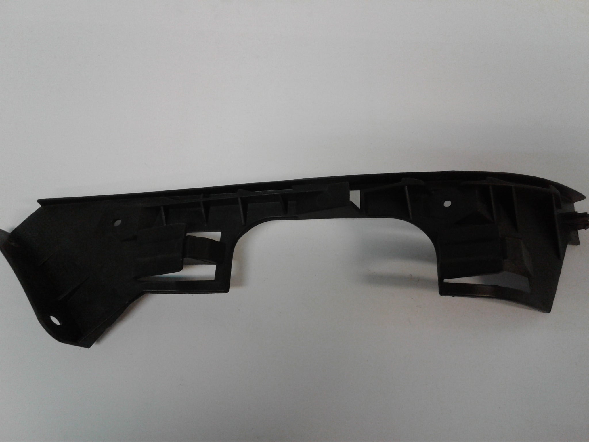 1M6807393E - REAR BUMPER GUIDE LEFT SIDE.