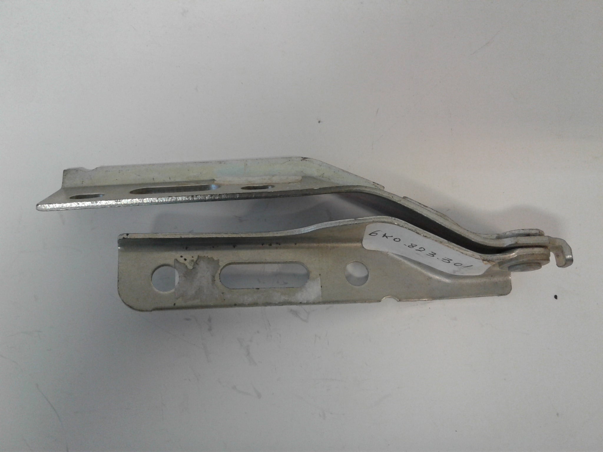 6K0823301 -  BONNET HINGE LEFT.